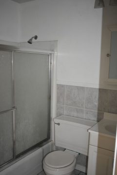 2983 Hall Bath 18